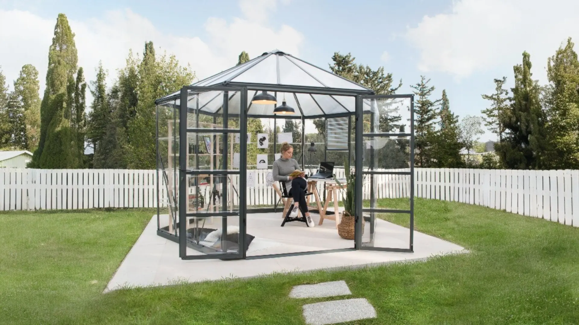 Serre hexagonale dans un jardin
