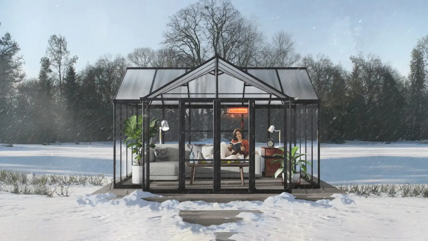 Serre en aluminium noir en forme de T dans un décor hivernal avec neige