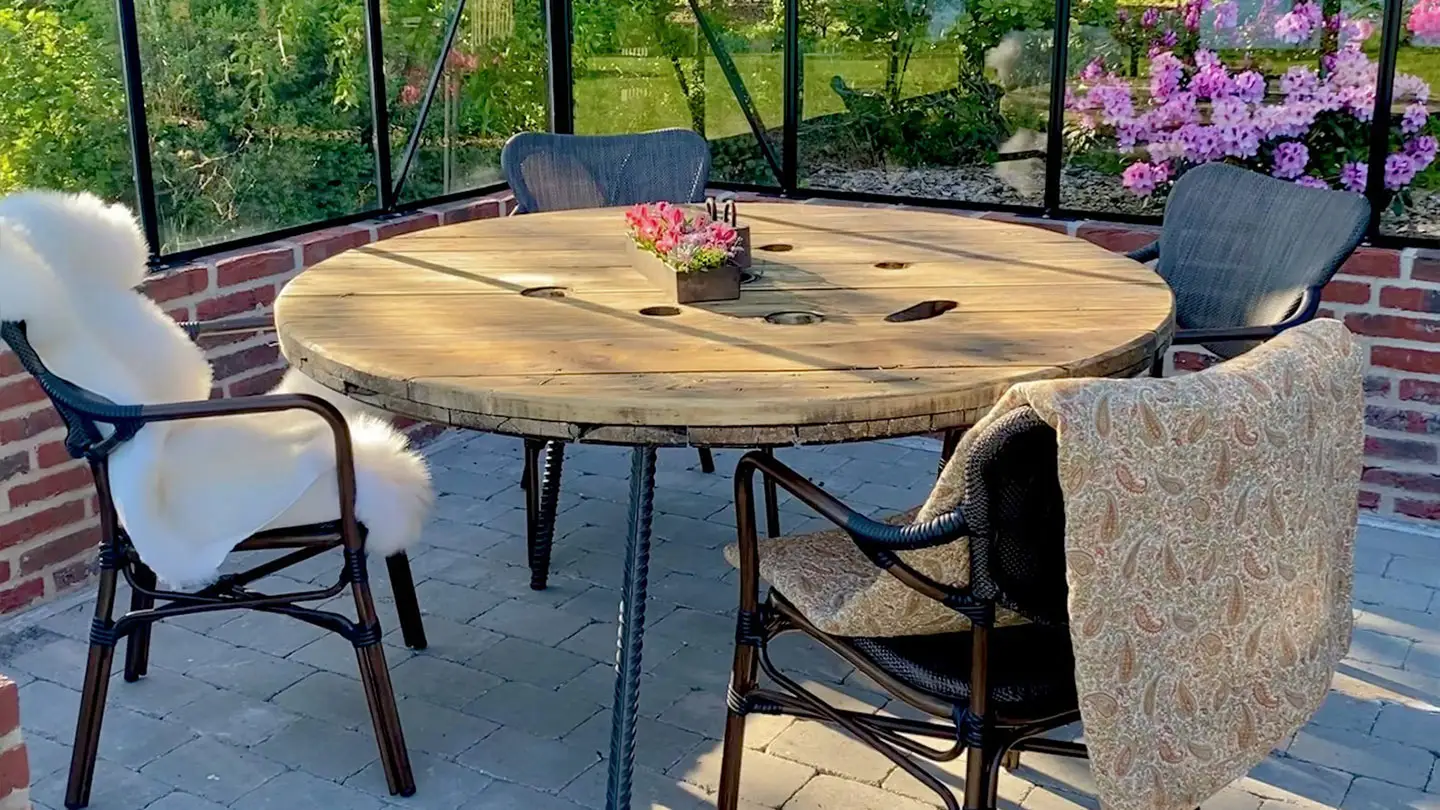Table ronde en bois pour serre et extérieur