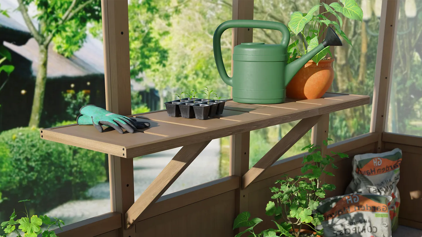 Étagères fixées à l’intérieur d’une serre avec divers accessoires de jardinage posés dessus