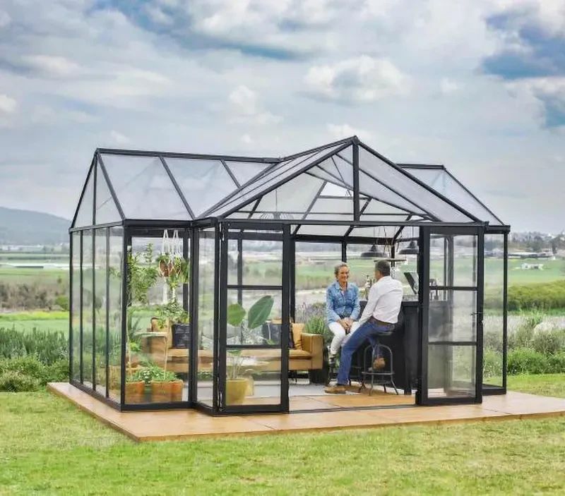 Serre en forme de T avec mobilier et occupants à l’intérieur